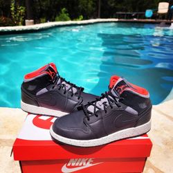 Jordan 1 Mid Holiday