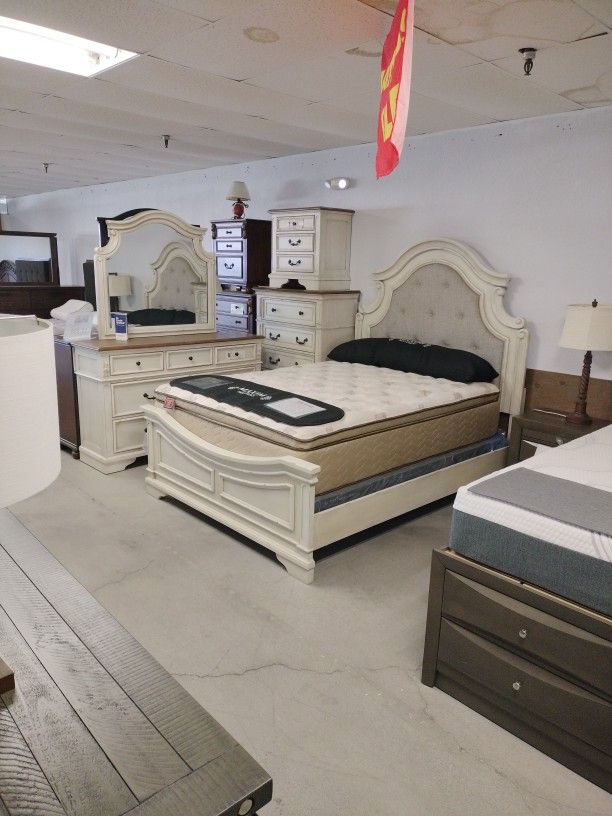 Rusty White Queen 4-PC Bedroom Set Floor Model Sale!