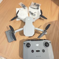 BRAND NEW )***  READY TO FLY NO FAA REGST. 248 GRAMS DJI MINI SE COMES WITH CASE CONTROLLER RC 1 BATTERY EXTRA PROPELLERS DRONE LIGHTS 