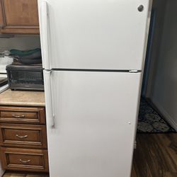 GE Fridge Refrigerator Top Freezer 