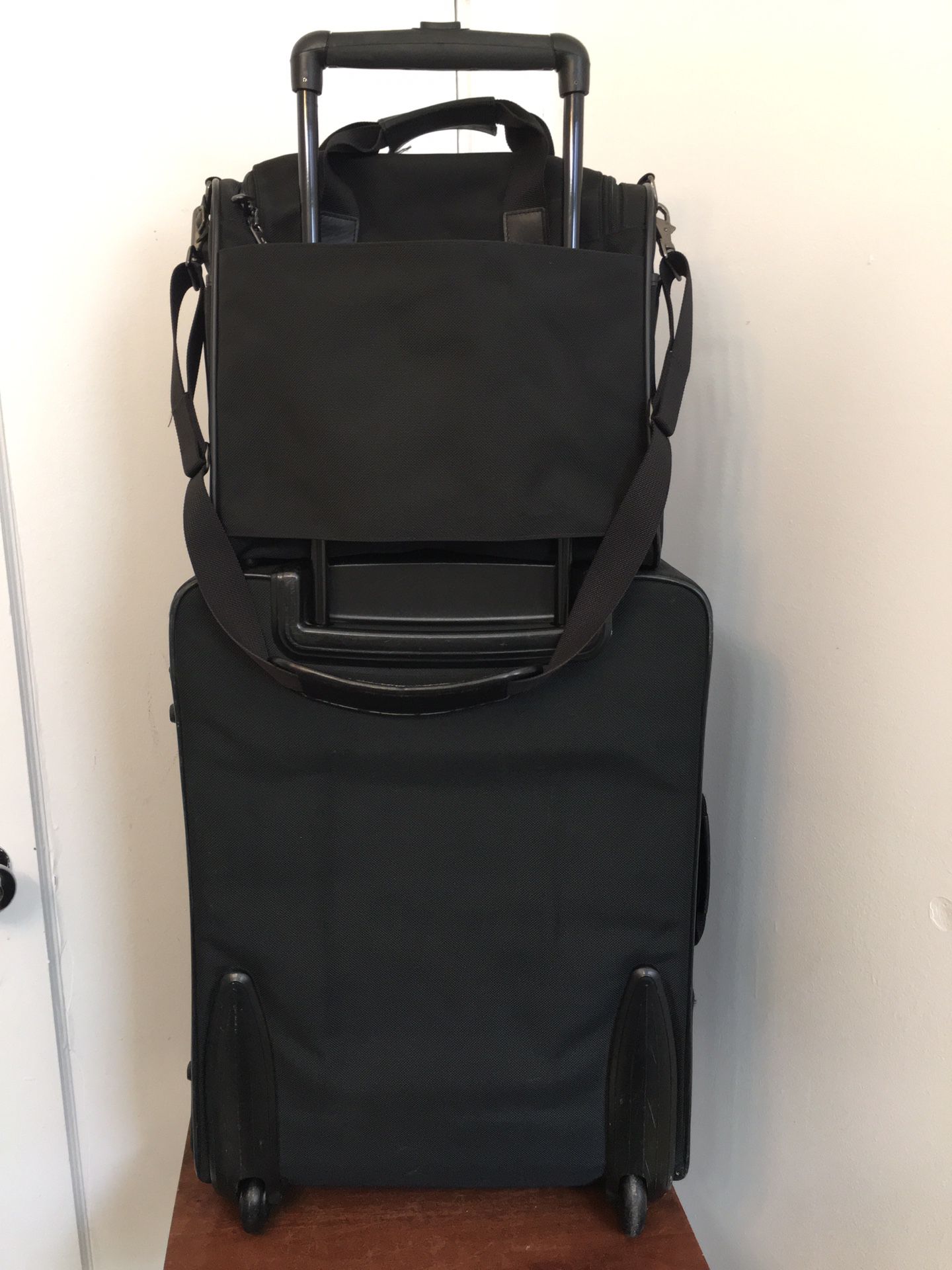 Hartmann EXPANDABLE Black Nylon Upright Two Wheeled Rolling Suitcase Luggage. 23x18x12