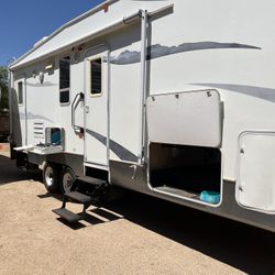 2004 5th Wheel Trailer/ Camper