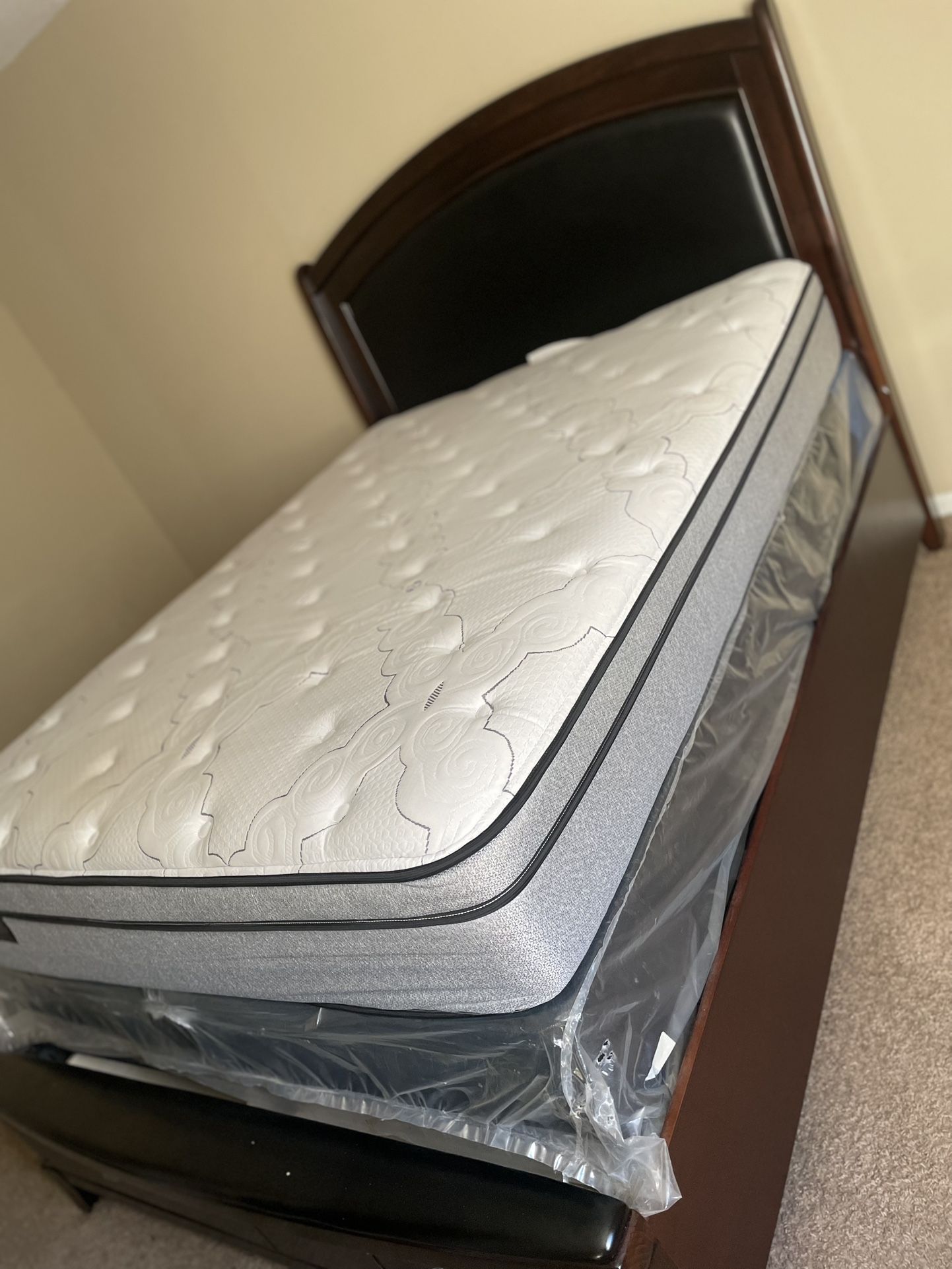 Legends Queen-Size Bed