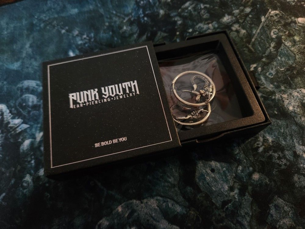 PUNKYOUTH Xenomorph Earrings