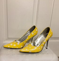 Yellow and white polka dot Nine West pumps size 9