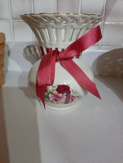 Beautiful Floral 6" vase.