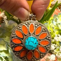 Vintage & Handcrafted Ethnic Style Floral Design With Inlay Stones Set In Silver 31Grams