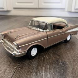 Diecast 1/18 scale Ertl American Muscle  1957 Chevrolet Bel Air missing both mirrors 