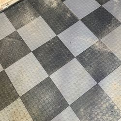 300sf Snap Together Floor Tile 