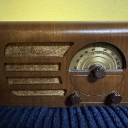 Vintage Broadcast Kilocycles Tube Radio