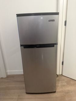 Magic Chef 4.5 cu ft Mini Fridge – 2 Door w/ Freezer – Stainless, Works Great