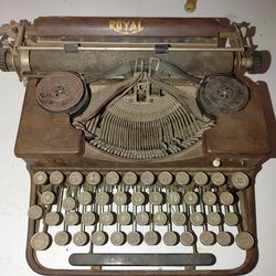 Antique 1920's Royal typewriter