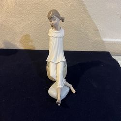 Lladró Porcelain Figurine – Seated Girl – Elegant Collectible – Spain