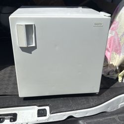Sanyo Small Refrigerator Clean And Works Perfectly &50 Cash 