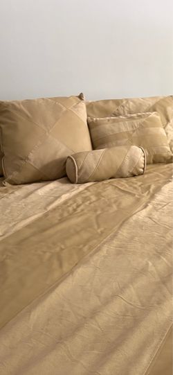 Queen Size Bedspread, 3 Cushions, 2 Pillowcases