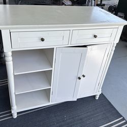 Kitchen cabinet island