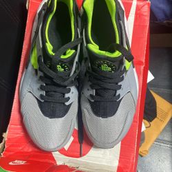 Nike Huarache Size 5Y Like New Worn 2 Times 