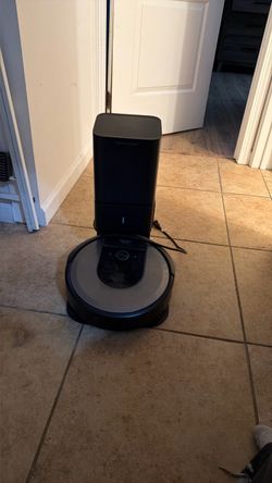 Roomba i7+ robot vacuum paired with its Clean Base Automatic Dirt Disposal charging station.