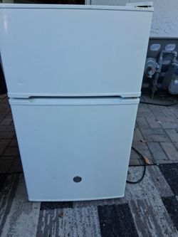 GE 3.1 Cu. Ft. Mini Fridge with Separate True Freezer - Works Great!
