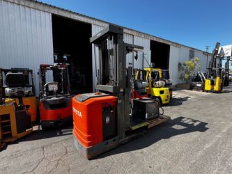 TOYOTA ELECTRIC FORKLIFT