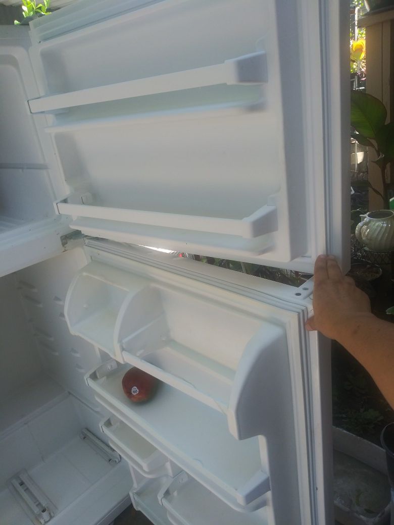 Refrigerator en.muy bues estado conjela y enfria muy bien