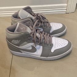 Nike Men’s Air Jordan 1 Mid SE Shoes, White/Grey US size 10