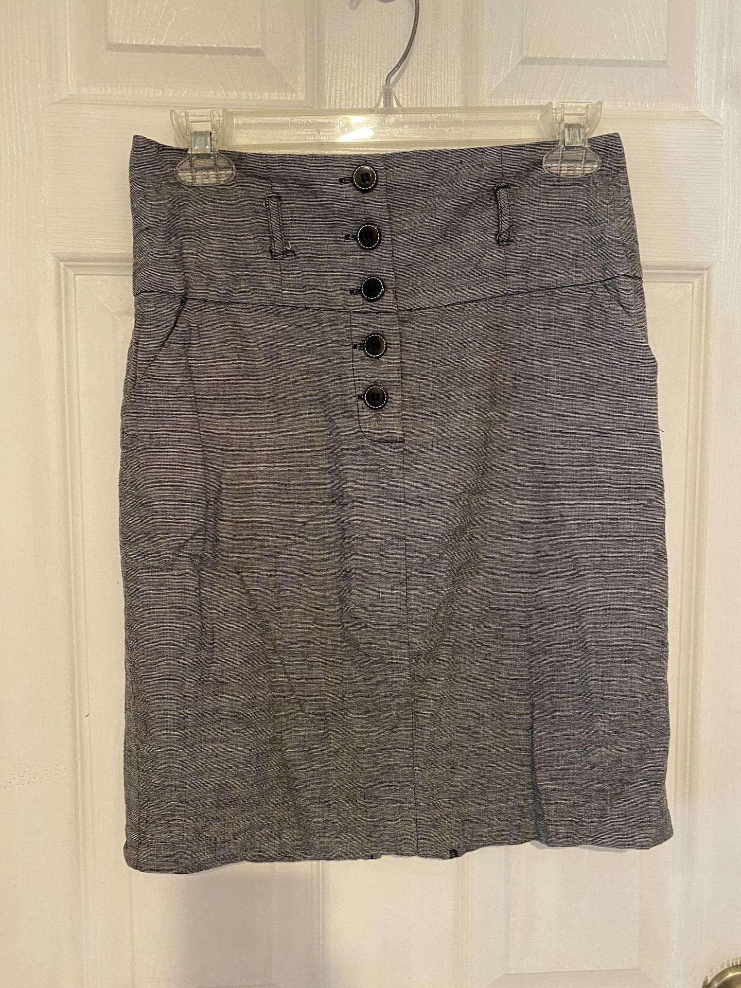 Size 5 black and white pencil skirt  buttons down the front and wide waistband. 