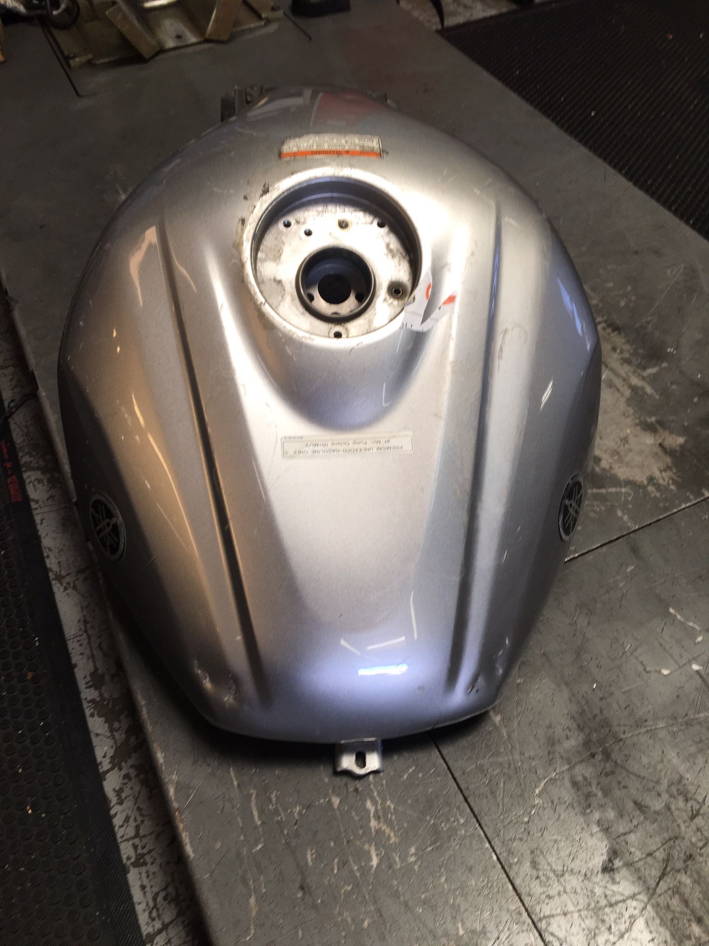 02-03 Yamaha R1 gas tank