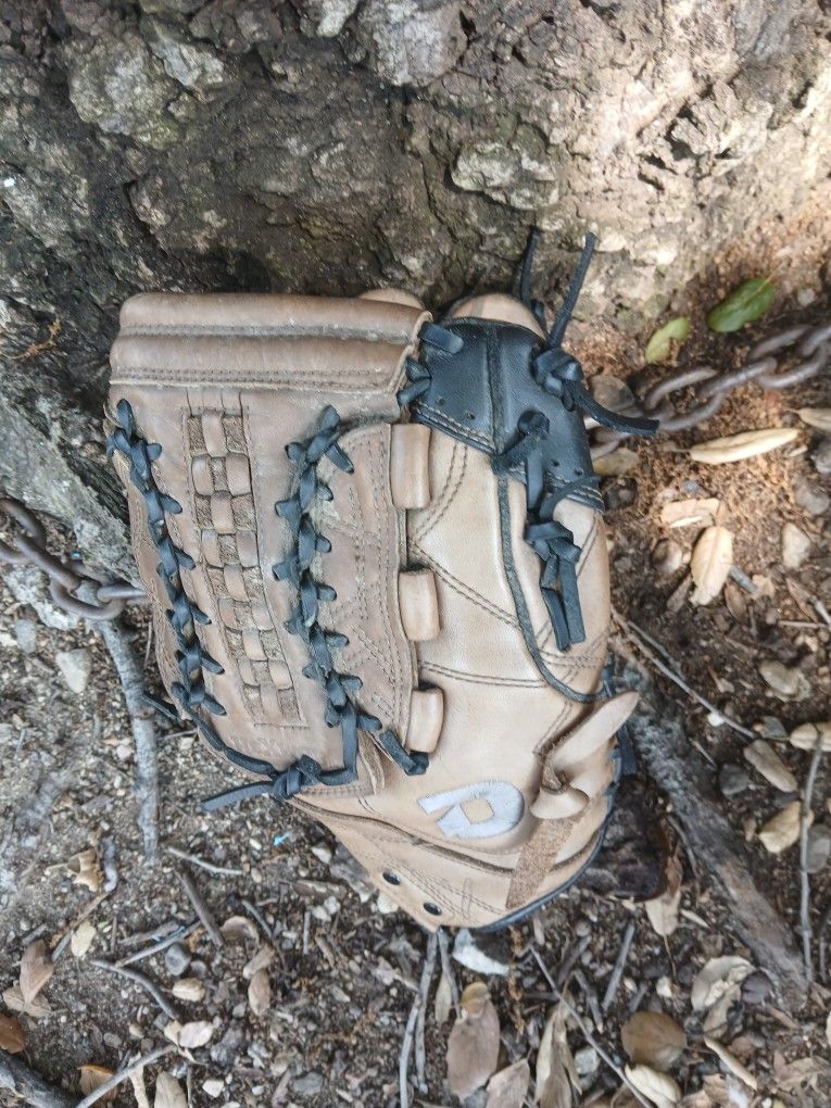 "DIABLO" 13 INCH SOFTBALL GLOVE ( SEE PICS)PRICE IS "FIRM" CASH ONLY. LOCATED IN GLENDORA All Sales Are "FINAL "