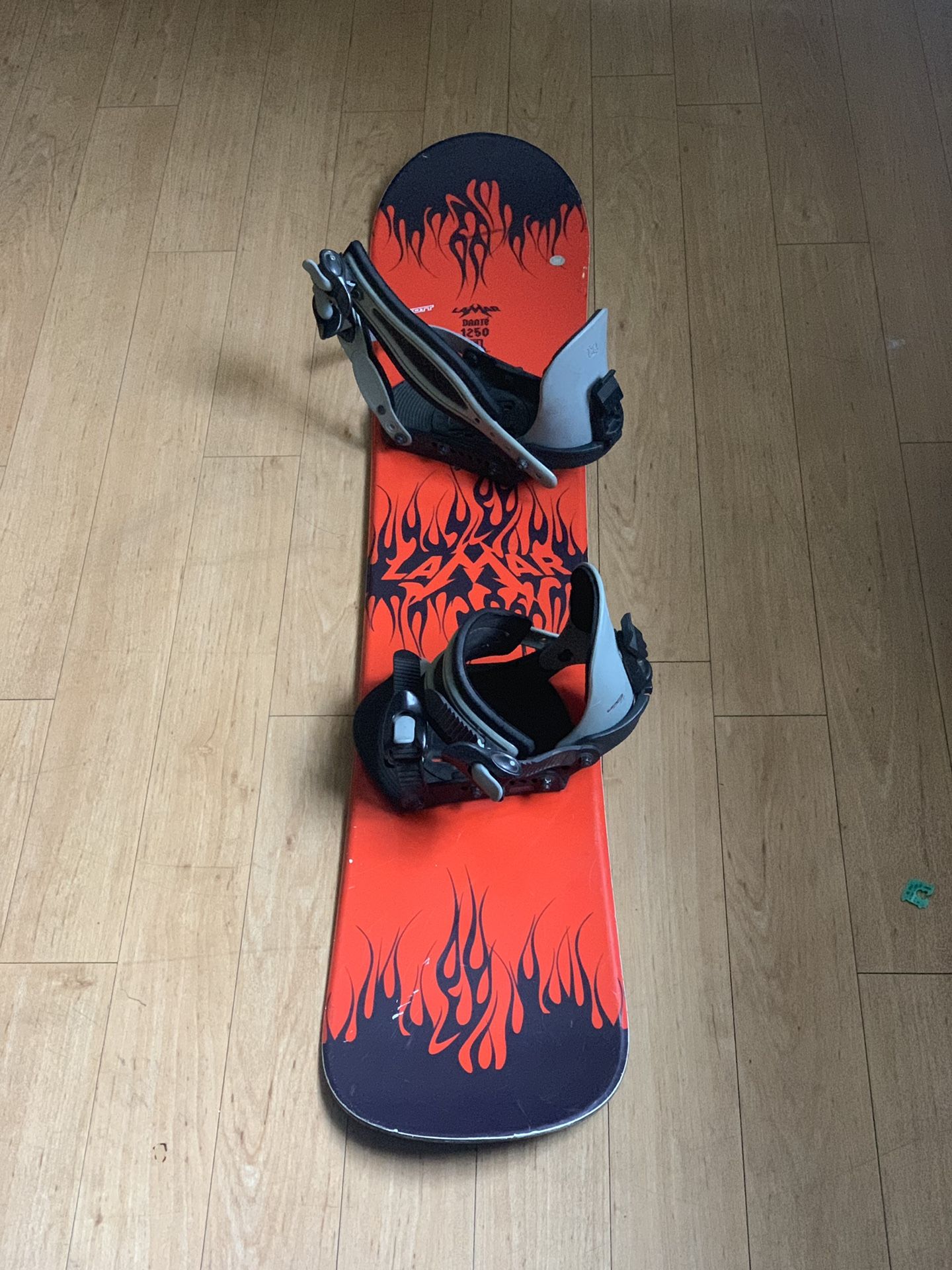 Lamar snowboard and bindings 1250 dante scott. 4.5ft long