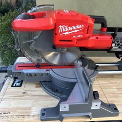 Milwaukee (2724-20)  M18 FUEL 18V Lithium-Ion Brushless Cordless 10 in. Dual Bevel Sliding Compound Miter Saw (Tool-Only)