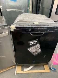GE dishwasher in glossy black new with 3 racks