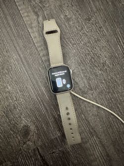 Apple Watch Series 5 44mm ****Cracked Screen****