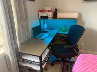 Mesa escritorio con su silla