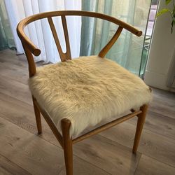Set of 3 Wishbone chair with cream faux fur seat