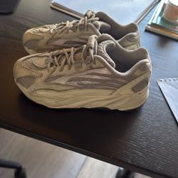 Boys YEEZE Original Sneakers. Size1.5 