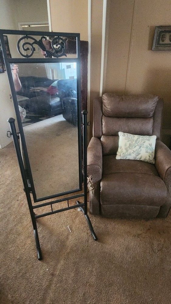 Full Length Stand Up Mirror Nice Condition 40$