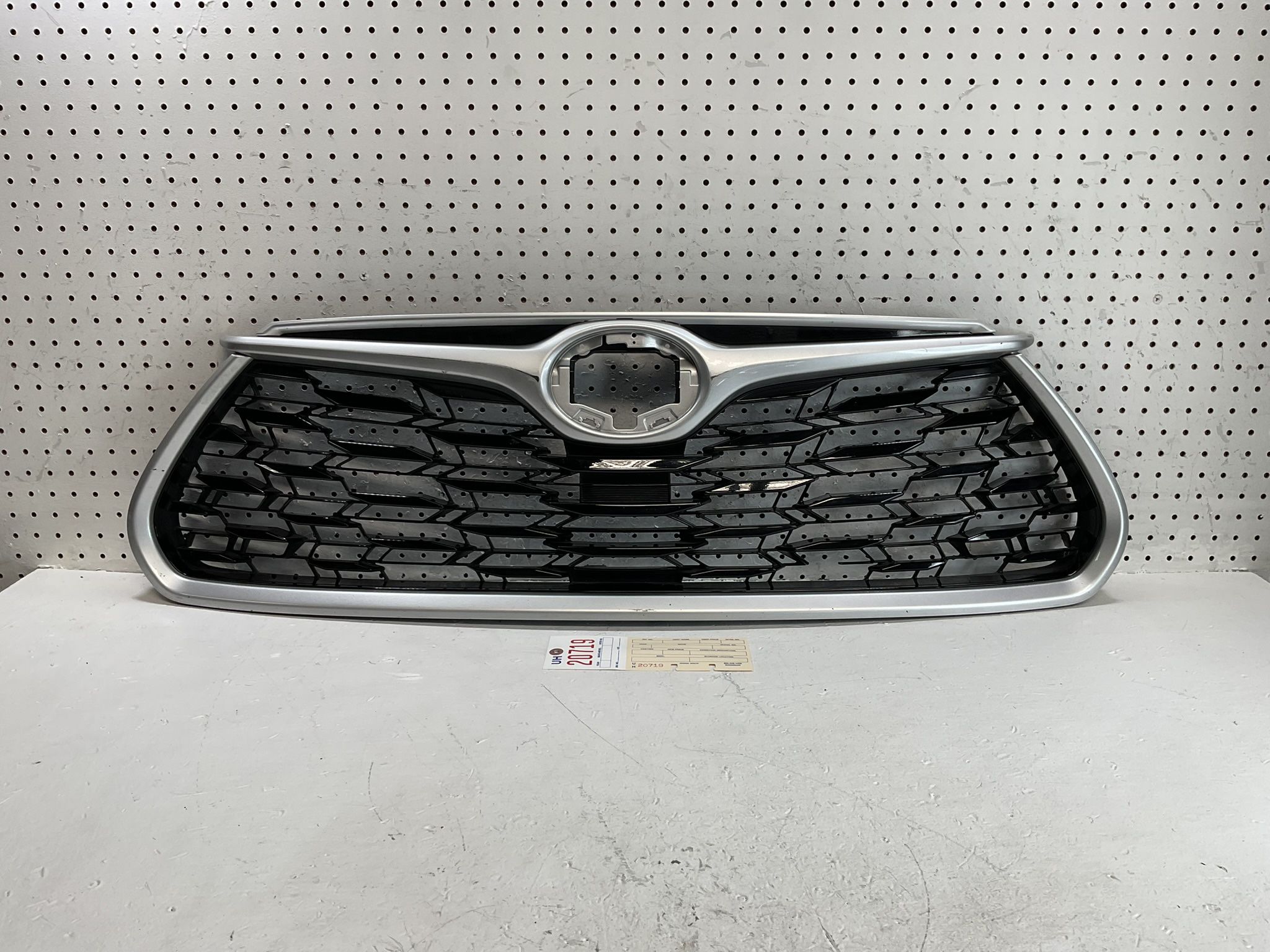 2020 TOYOTA HIGHLANDER FRONT GRILLE OEM