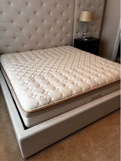 Like New Saatva Memory Foam Hybrid King Mattress