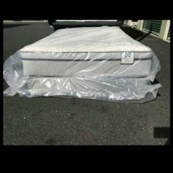 Queen bed pillow top 