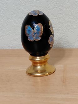 FENTON GLASS LIMITED EDITION HAND PAINTED BLUE EGG ON bRASS PESTAL MANY BUTTERFLYS