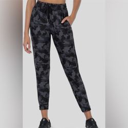 NWT WOMENS MEDIUM CAMO JOGGERS