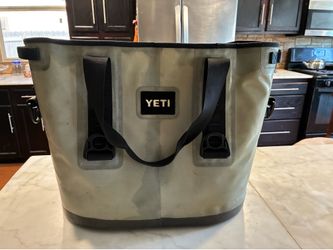 YETI Hopper Two 20 Soft Side Cooler Fog Gray & Tahoe Blue -Works!    This item does not include straps, please review the photos.
