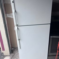 Refrigerator  28 Inch Wide 