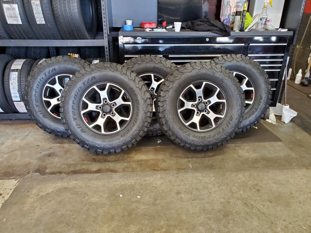 Factory Jeep Wrangler Rubicon Wheels & Tires