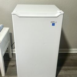 Danby Mini Fridge - Clean, Cold & Compact - Works & Freezes Perfectly!