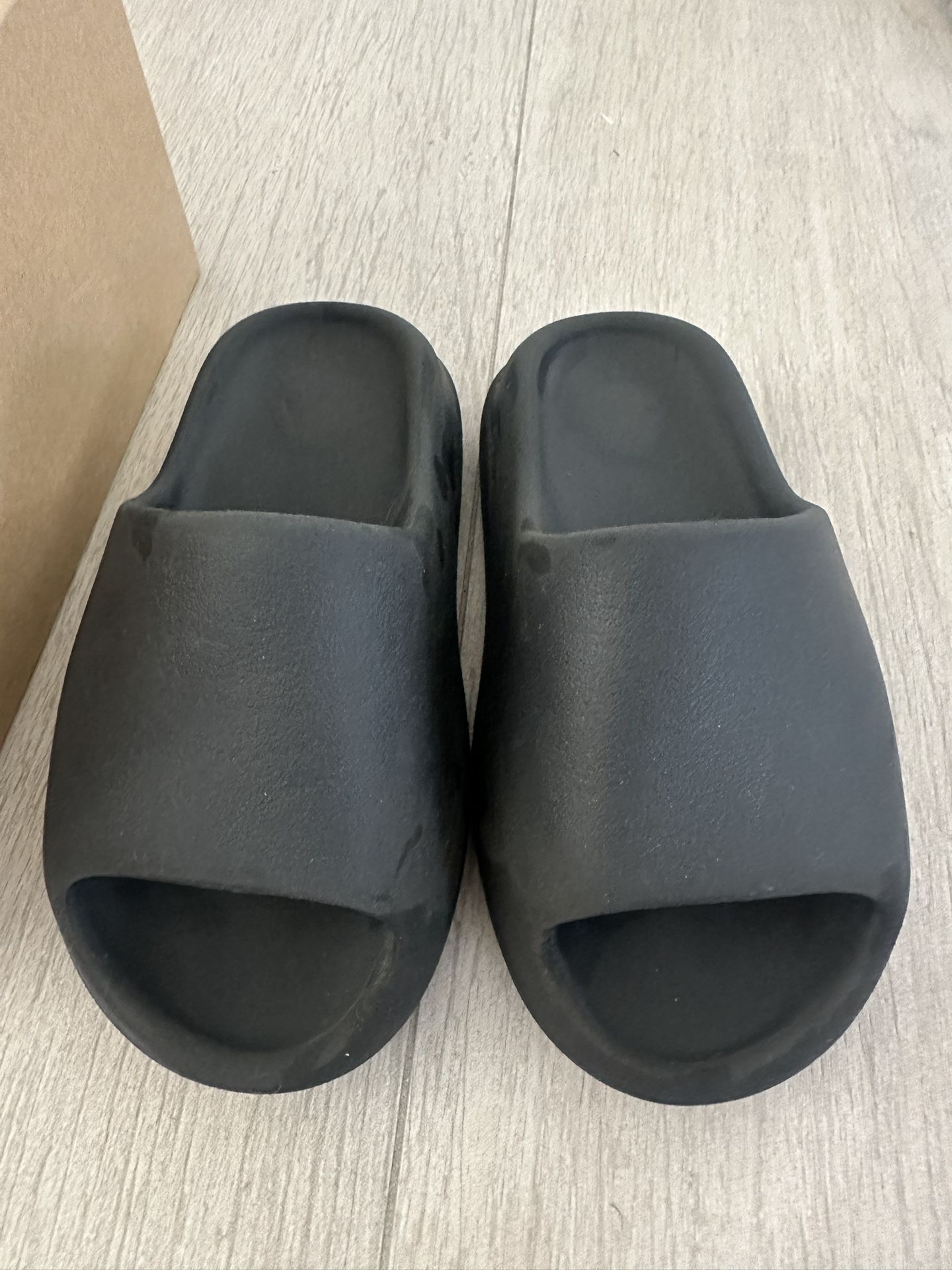 Yeezy Slide Size 4 Grey