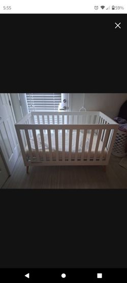 White baby crib with mattress great condition