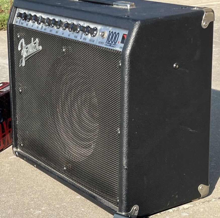 Fender RocPro 1000 (1000 Watt Guitar Amp)