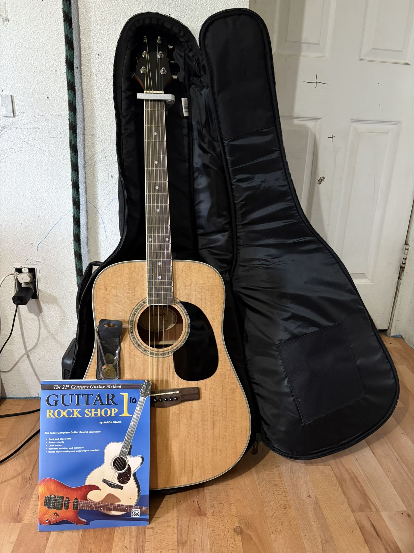Mitchell D120 With Travel Case, Picks , Book For Learning